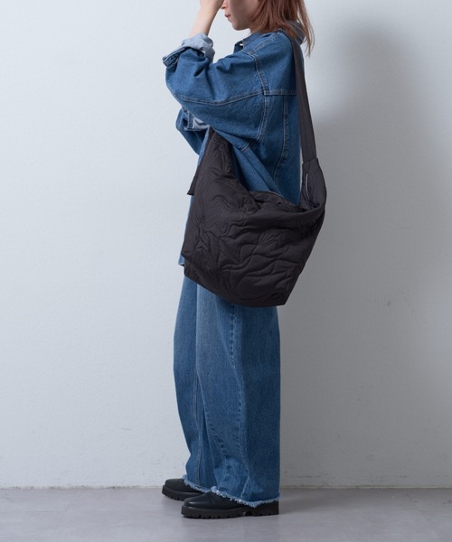 COLONY 2139（コロニートゥーワンスリーナイン）の「ニュアンス柄キルトボンディングショルダー（ショルダーバッグ・レディース・ブラック/アイボリー/サックスブルー・FREE）」の15枚目の写真