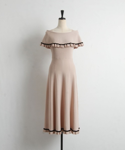 配色ライン入りフリル付きケープライクシャリ感ニットワンピース　ベージュ tocco closet（トッコ クローゼット）の「配色ライン入りフリル