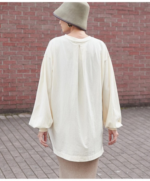 Settimissimo（セッティミッシモ）の「バックタックボリュームスリーブロングTシャツ（Tシャツ/カットソー・レディース・アイボリー/スミクロ/ブラウン・FREE）」の19枚目の写真