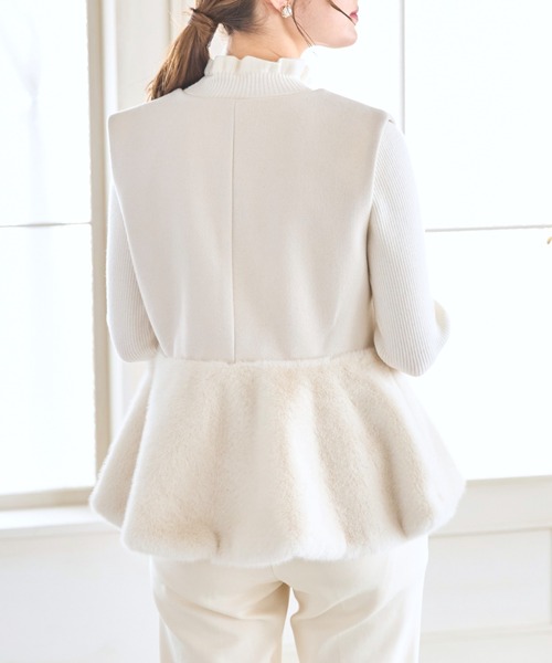 tocco closet(トッコ クローゼット)の「パールファスナーチャーム付きファー切り替えペプラムジレ(ベスト・レディース・ブラック/アイボリー/キャメル・M)」の9枚目の写真
