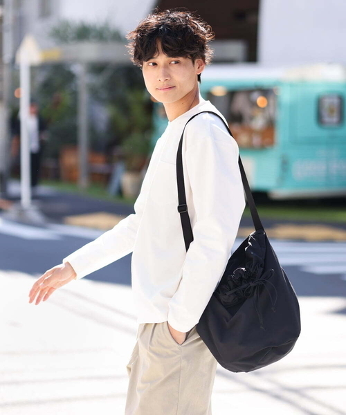 a.v.v（アーヴェヴェ）の「【ユニセックス】ドローストリングショルダーバッグ（ショルダーバッグ・メンズ・ブラック・46）」の2枚目の写真