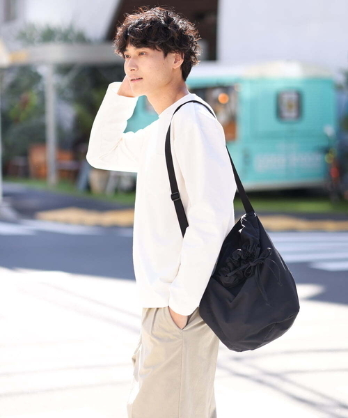 a.v.v（アーヴェヴェ）の「【ユニセックス】ドローストリングショルダーバッグ（ショルダーバッグ・メンズ・ブラック・46）」の3枚目の写真