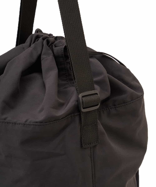 a.v.v（アーヴェヴェ）の「【ユニセックス】ドローストリングショルダーバッグ（ショルダーバッグ・メンズ・ブラック・46）」の8枚目の写真