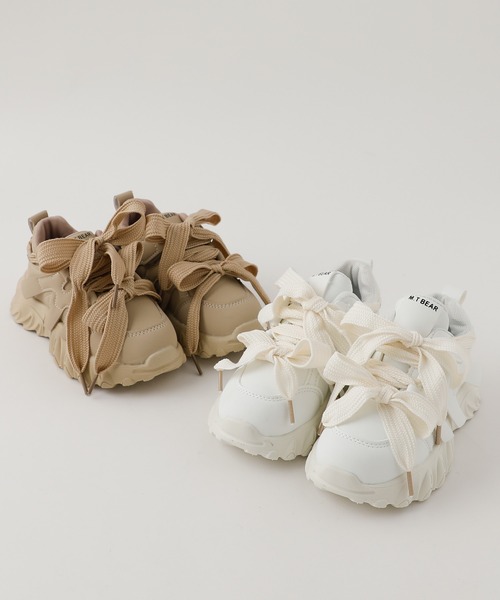 URBAN CHERRY（アーバンチェリー）の「ダブルレースデザインボリュームソールダッドシューズ（スニーカー・キッズ・ベージュ/ホワイト・20.0cm/19.0cm/18.0cm/21.0cm/17.0cm）」の4枚目の写真
