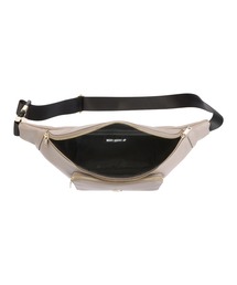 【新品未使用】MARY QUANTエポビジューデイジーポイント ボディバッグ MARY QUANT（マリークワント）の「エポビジューデイジーポイント