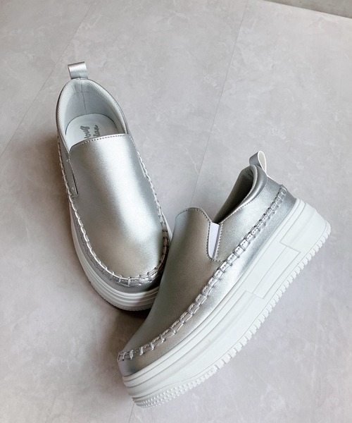 Noubel Voug Relax（ヌーベルヴォーグリラックス）の「ステッチデザイン　ボリュームソール　スリッポンスニーカー（スリッポン・レディース・ホワイト/ブラック/シルバー・S/M/L/LL/3L）」の3枚目の写真