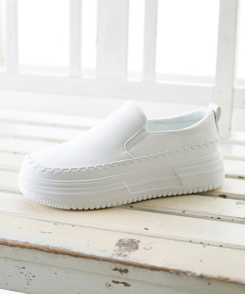 Noubel Voug Relax（ヌーベルヴォーグリラックス）の「ステッチデザイン　ボリュームソール　スリッポンスニーカー（スリッポン・レディース・ホワイト/ブラック/シルバー・S/M/L/LL/3L）」の4枚目の写真