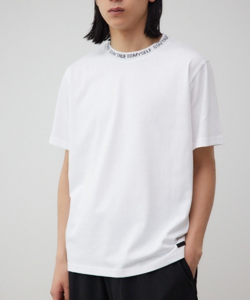 AZUL by moussy(アズールバイマウジー)の「ネックジャガードロゴ半袖Tシャツ(Tシャツ/カットソー・メンズ・ホワイト/ブラック・MEDIUM/LARGE)」の2枚目の写真