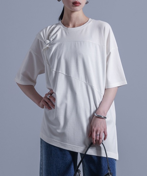 kOhAKU(コハク)の「【機能素材】『ねじりアシメTシャツ』(Tシャツ/カットソー・レディース・ブラック/グレイッシュブルー/オフホワイト/チャコール・2/1)」の2枚目の写真