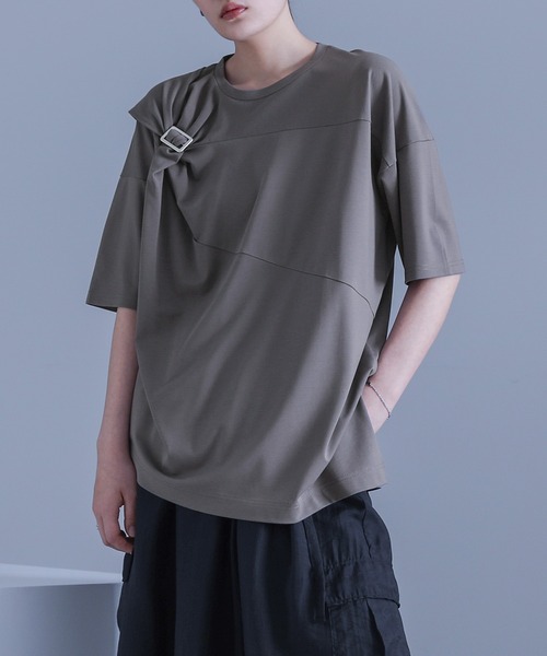 kOhAKU(コハク)の「【機能素材】『ねじりアシメTシャツ』(Tシャツ/カットソー・レディース・ブラック/グレイッシュブルー/オフホワイト/チャコール・2/1)」の3枚目の写真