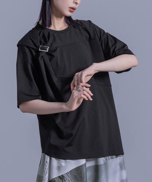 kOhAKU(コハク)の「【機能素材】『ねじりアシメTシャツ』(Tシャツ/カットソー・レディース・ブラック/グレイッシュブルー/オフホワイト/チャコール・2/1)」の1枚目の写真
