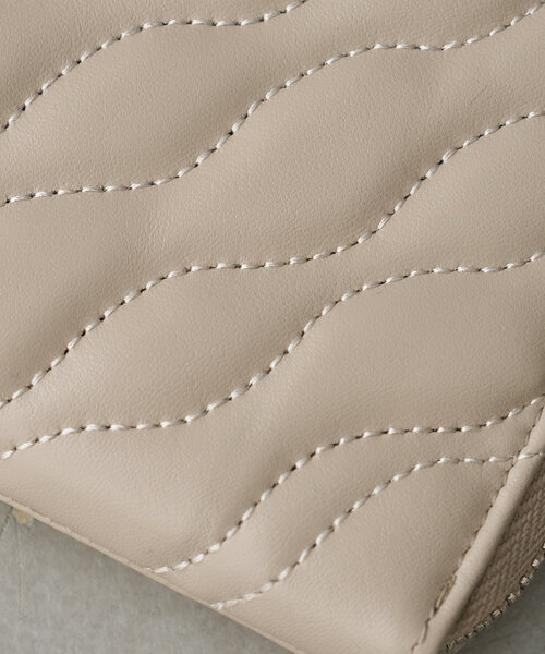Beau're（ヴュレ）の「【BEAURE　ビュレ】ウェーブキルティング 2つ折りウォレット（財布・レディース・ブラック/ピンク/シルバー/ライトベージュ・0）」の16枚目の写真