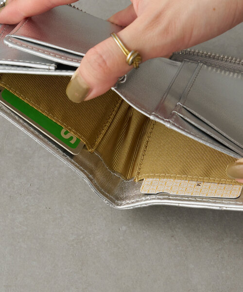 Beau're（ヴュレ）の「【BEAURE　ビュレ】ウェーブキルティング 2つ折りウォレット（財布・レディース・ブラック/ピンク/シルバー/ライトベージュ・0）」の7枚目の写真