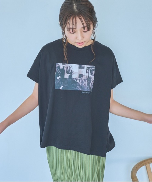 mysty woman（ミスティウーマン）の「セピアフォトプリントTシャツ　135554（Tシャツ/カットソー・レディース・オフホワイト/ブラック/ベージュ・FREE）」の3枚目の写真