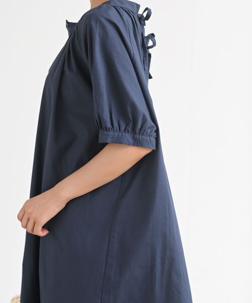 rps(アールピーエス)の「BACKリボンバンドカラーシャツワンピース(シャツワンピース・レディース・カーキ/ネイビー/アイボリー・フリー)」の15枚目の写真
