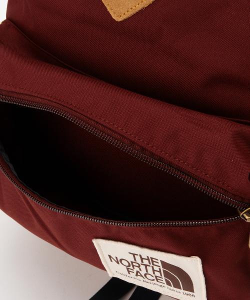 THE NORTH FACE(ザノースフェイス)の「THE NORTH FACE / MINI Berkeley(バックパック/リュック・レディース・ブラック/ワイン・ONE SIZE)」の9枚目の写真