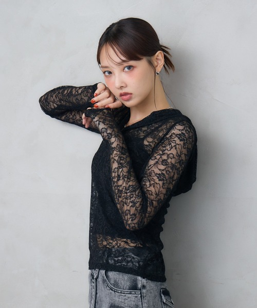 ENVYM（アンビー）の「レースショートフーディトップス（シャツ/ブラウス・レディース・ホワイト/ブラック・FREE）」の3枚目の写真