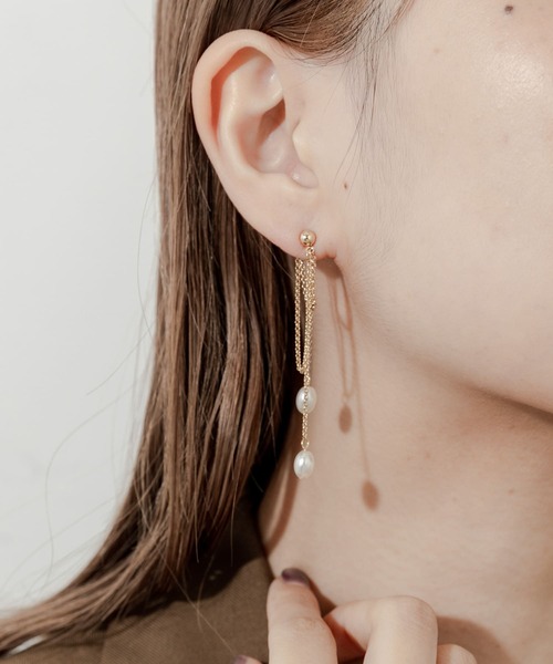 SMELLY(スメリー)の「ドロップパールチェーンループピアス(ピアス(両耳用)・レディース・ゴールド・-)」の5枚目の写真