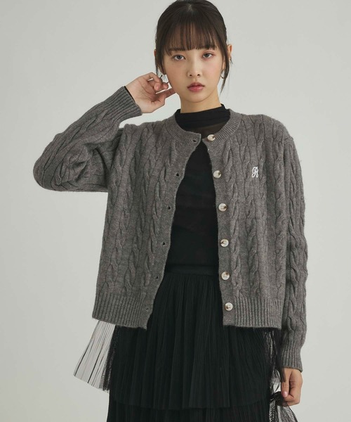 fifth(フィフス)の「刺しゅうロゴケーブルニットカーディガン(カーディガン/ボレロ・レディース・アイボリー/ピンク系その他3/グレー・M)」の3枚目の写真