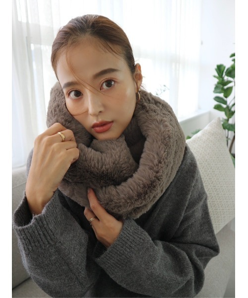TRUNC（トランクエイティーエイト）の「Recycled Fur Snood（ネックウォーマー/スヌード・レディース・アイボリー/ブラック/グレイッシュベージュ・FREE）」の3枚目の写真