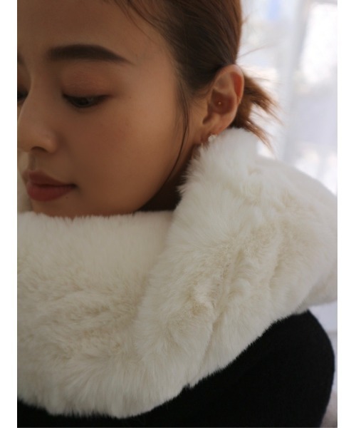 TRUNC（トランクエイティーエイト）の「Recycled Fur Snood（ネックウォーマー/スヌード・レディース・アイボリー/ブラック/グレイッシュベージュ・FREE）」の12枚目の写真