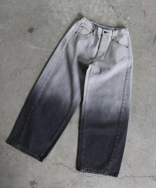 KRIFF MAYER Lady's Collection（クリフメイヤーレディースコレクション）の「グラデーション バレルレッグ カーブパンツ（デニムパンツ・レディース・ライトブルー/ブラック/ダークブルー・LARGE/MEDIUM）」の4枚目の写真