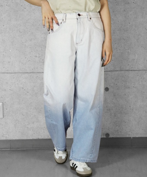 KRIFF MAYER Lady's Collection（クリフメイヤーレディースコレクション）の「グラデーション バレルレッグ カーブパンツ（デニムパンツ・レディース・ライトブルー/ブラック/ダークブルー・LARGE/MEDIUM）」の15枚目の写真