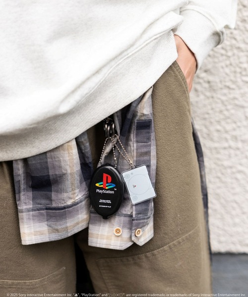 niko and...（ニコアンド）の「【PlayStation(プレイステーション)】限定コインケース付きカラビナ（コインケース・メンズ・ブルー/ブラック・FREE）」の2枚目の写真