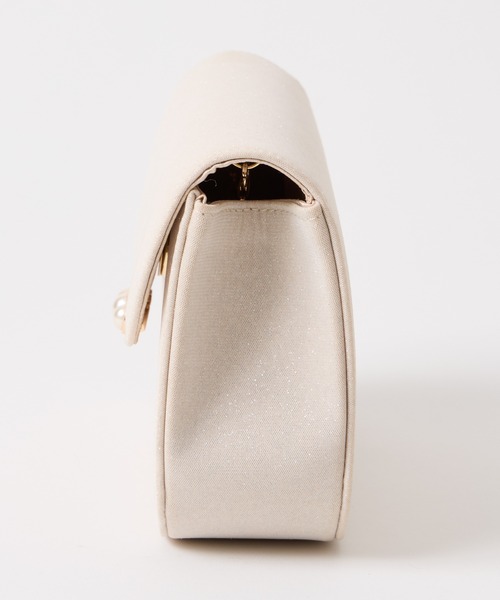 AIMER(エメ)の「ラメ×パールモチーフフラップパーティーバッグ(クラッチバッグ・レディース・シルバー/ベージュ/ブラック・FREE)」の5枚目の写真