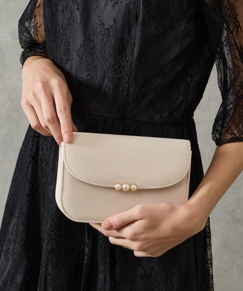 AIMER(エメ)の「ラメ×パールモチーフフラップパーティーバッグ(クラッチバッグ・レディース・シルバー/ベージュ/ブラック・FREE)」の12枚目の写真