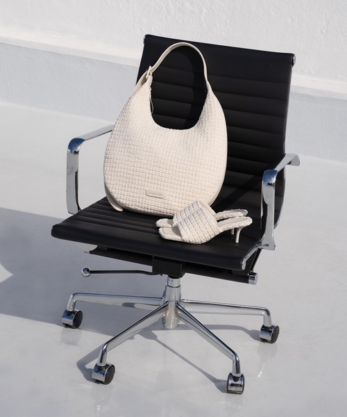 CHARLES & KEITH(チャールズ & キース)の「Loren ローレン テキスチャーキトゥンヒールミュール(サンダル・レディース・ブラック系その他2/オフホワイト・22.5cm/24.5cm/23.5cm/23cm/25.5cm/25cm)」の4枚目の写真