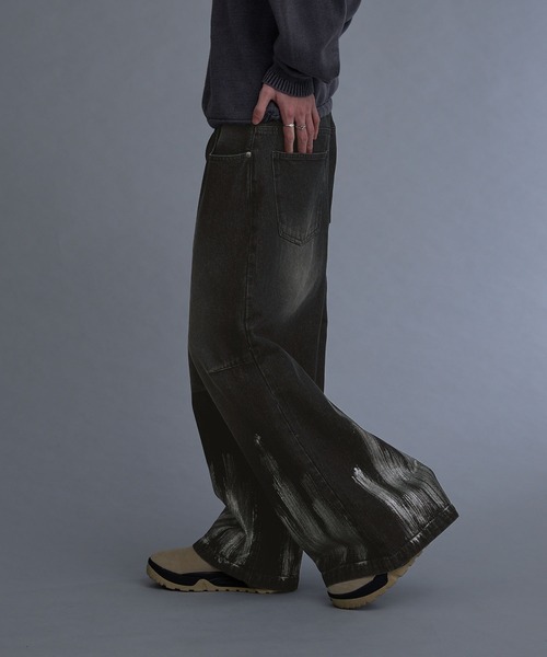 ILLMAZE（イルメイズ）の「【ILLMAZE】Low-rise silver foil wide denim / ローライズ 箔コーティング ワイドデニムパンツ（デニムパンツ・メンズ・ブラック・L/M/S）」の4枚目の写真