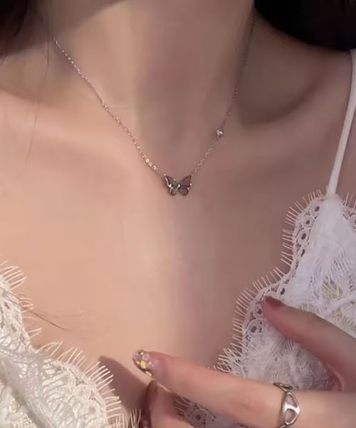 float】バタフライ モチーフ ネックレス【温感変色】（ネックレス