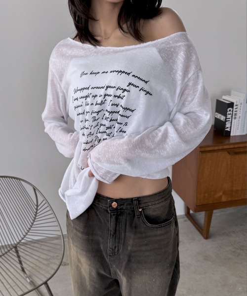 FOLLOWIN（フォロウィン）の「オフショルダーレタリングニット（Tシャツ/カットソー・レディース・ブラック/アイボリー/グレー・FREE）」の4枚目の写真