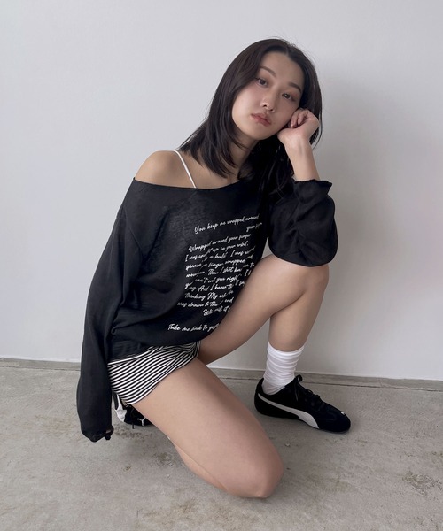 FOLLOWIN（フォロウィン）の「オフショルダーレタリングニット（Tシャツ/カットソー・レディース・ブラック/アイボリー/グレー・FREE）」の6枚目の写真