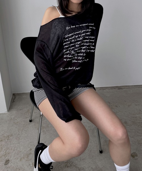 FOLLOWIN（フォロウィン）の「オフショルダーレタリングニット（Tシャツ/カットソー・レディース・ブラック/アイボリー/グレー・FREE）」の9枚目の写真