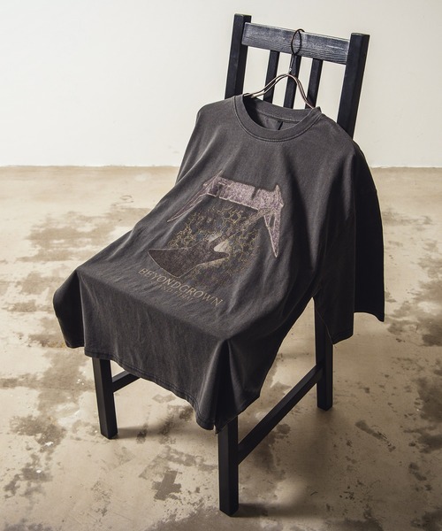 BENDER TOKYO(ベンダートウキョウ)の「ヴィンテージライク ピグメント加工 アソート グラフィックプリント オーバーサイズTシャツ バックプリントTシャツ(Tシャツ/カットソー・メンズ・ブラック系その他/ブラック系その他2/ブラック系その他3/ブラック系その他4/ブラック系その他5/ブラック系その他6/ブラック系その他7/ブラック系/ブラック系1/ブラック系2/ブラック系3/ブラック系4/ブラック系5/モカ/ブラウン系その他/ブラウン系その他2/ブラウン系その他3/ブラウン系その他4/ブラウン系その他6/ブラック/ブラウン系その他5・M/L/XL)」の12枚目の写真
