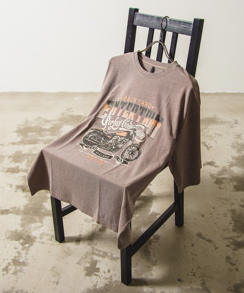 BENDER TOKYO(ベンダートウキョウ)の「ヴィンテージライク ピグメント加工 アソート グラフィックプリント オーバーサイズTシャツ バックプリントTシャツ(Tシャツ/カットソー・メンズ・ブラック系その他/ブラック系その他2/ブラック系その他3/ブラック系その他4/ブラック系その他5/ブラック系その他6/ブラック系その他7/ブラック系/ブラック系1/ブラック系2/ブラック系3/ブラック系4/ブラック系5/モカ/ブラウン系その他/ブラウン系その他2/ブラウン系その他3/ブラウン系その他4/ブラウン系その他6/ブラック/ブラウン系その他5・M/L/XL)」の1枚目の写真