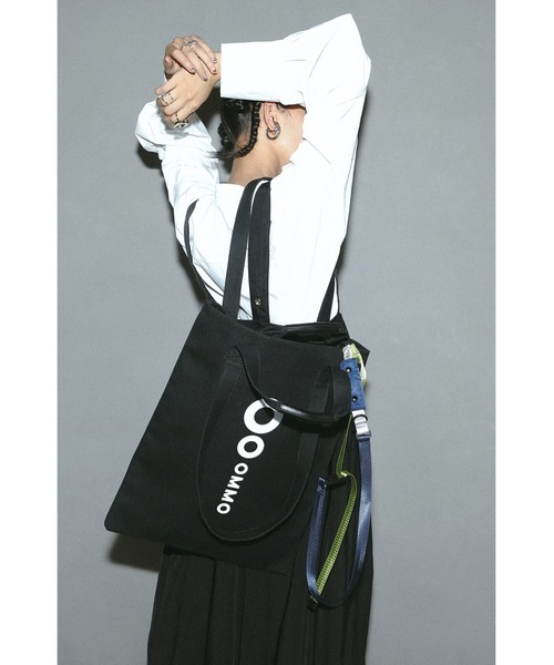 OMMO（オーエムエムオー）の「LOGO SQUARE TOTE（トートバッグ・レディース・ブラック/ホワイト・FREE）」の16枚目の写真