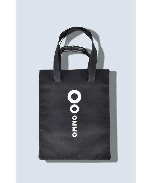 OMMO（オーエムエムオー）の「LOGO SQUARE TOTE（トートバッグ・レディース・ブラック/ホワイト・FREE）」の4枚目の写真