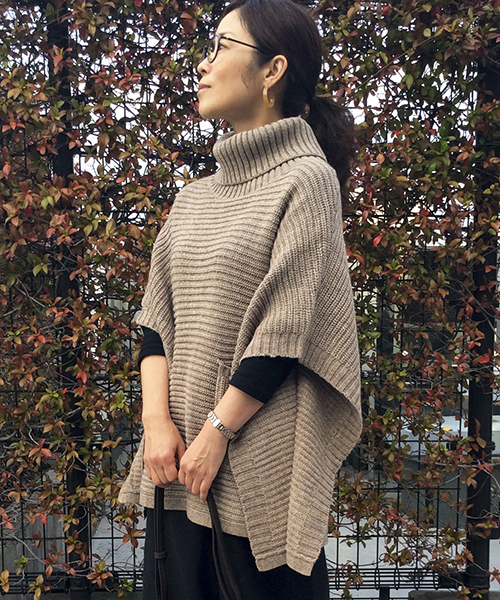 LBC(エルビーシー)の「アクリルウールバルキーポンチョ (ニット/セーター・レディース・ネイビー/ベージュ/アッシュグレー・MEDIUM)」の2枚目の写真