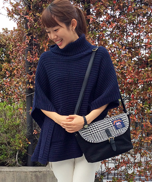 LBC(エルビーシー)の「アクリルウールバルキーポンチョ (ニット/セーター・レディース・ネイビー/ベージュ/アッシュグレー・MEDIUM)」の3枚目の写真