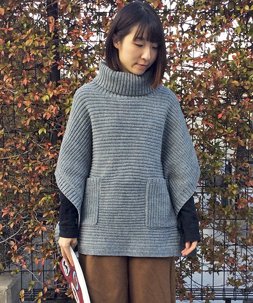 LBC(エルビーシー)の「アクリルウールバルキーポンチョ (ニット/セーター・レディース・ネイビー/ベージュ/アッシュグレー・MEDIUM)」の1枚目の写真