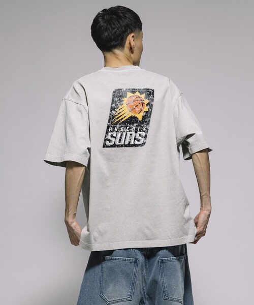 NBA（エヌビーエー）の「NBA/エヌビーエー NBA ﾁｰﾑ ﾊﾞｯｸﾛｺﾞTEE（Tシャツ/カットソー・メンズ・ベージュ/ブラック/ネイビー・LARGE/MEDIUM）」の13枚目の写真