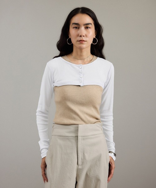 SALON adam et rope'(サロン アダム エ ロペ)の「nu=layerショート丈カーディガン(カーディガン/ボレロ・レディース・ホワイト/レッド/ブラック・FREE)」の2枚目の写真