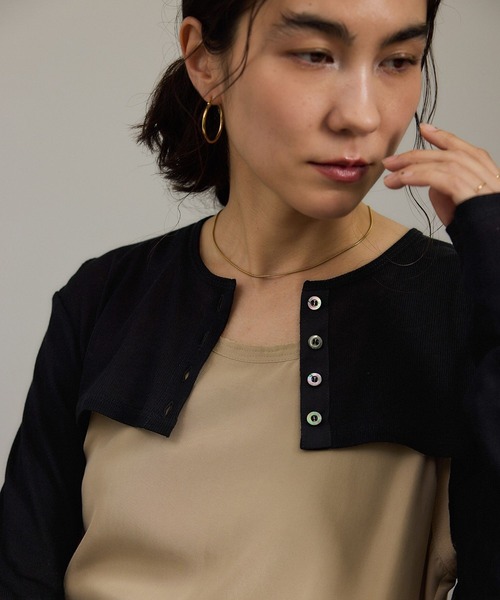 SALON adam et rope'(サロン アダム エ ロペ)の「nu=layerショート丈カーディガン(カーディガン/ボレロ・レディース・ホワイト/レッド/ブラック・FREE)」の12枚目の写真