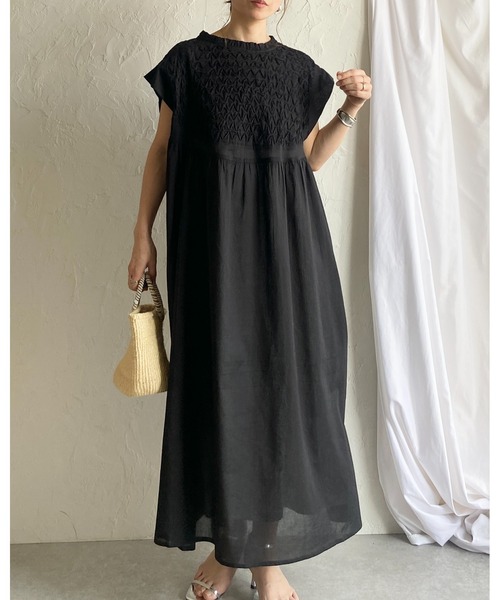 She's Closet（シーズクローゼット）の「フレンチスリーブインド綿100%スモッキング刺繍フレアロングワンピース（ワンピース・レディース・ブラック/オフホワイト・FREE）」の3枚目の写真