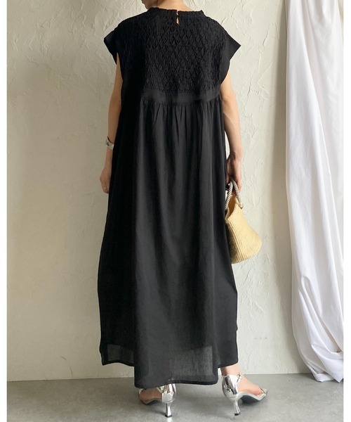 She's Closet（シーズクローゼット）の「フレンチスリーブインド綿100%スモッキング刺繍フレアロングワンピース（ワンピース・レディース・ブラック/オフホワイト・FREE）」の4枚目の写真