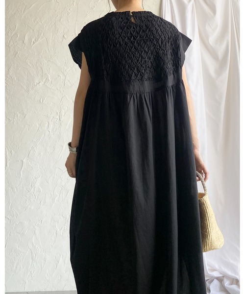 She's Closet（シーズクローゼット）の「フレンチスリーブインド綿100%スモッキング刺繍フレアロングワンピース（ワンピース・レディース・ブラック/オフホワイト・FREE）」の5枚目の写真