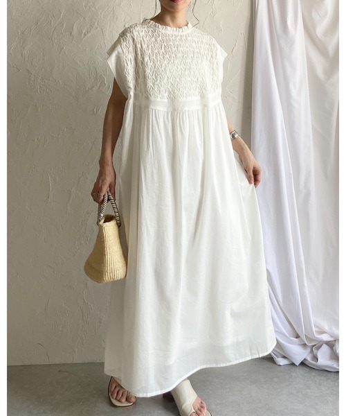 She's Closet（シーズクローゼット）の「フレンチスリーブインド綿100%スモッキング刺繍フレアロングワンピース（ワンピース・レディース・ブラック/オフホワイト・FREE）」の7枚目の写真